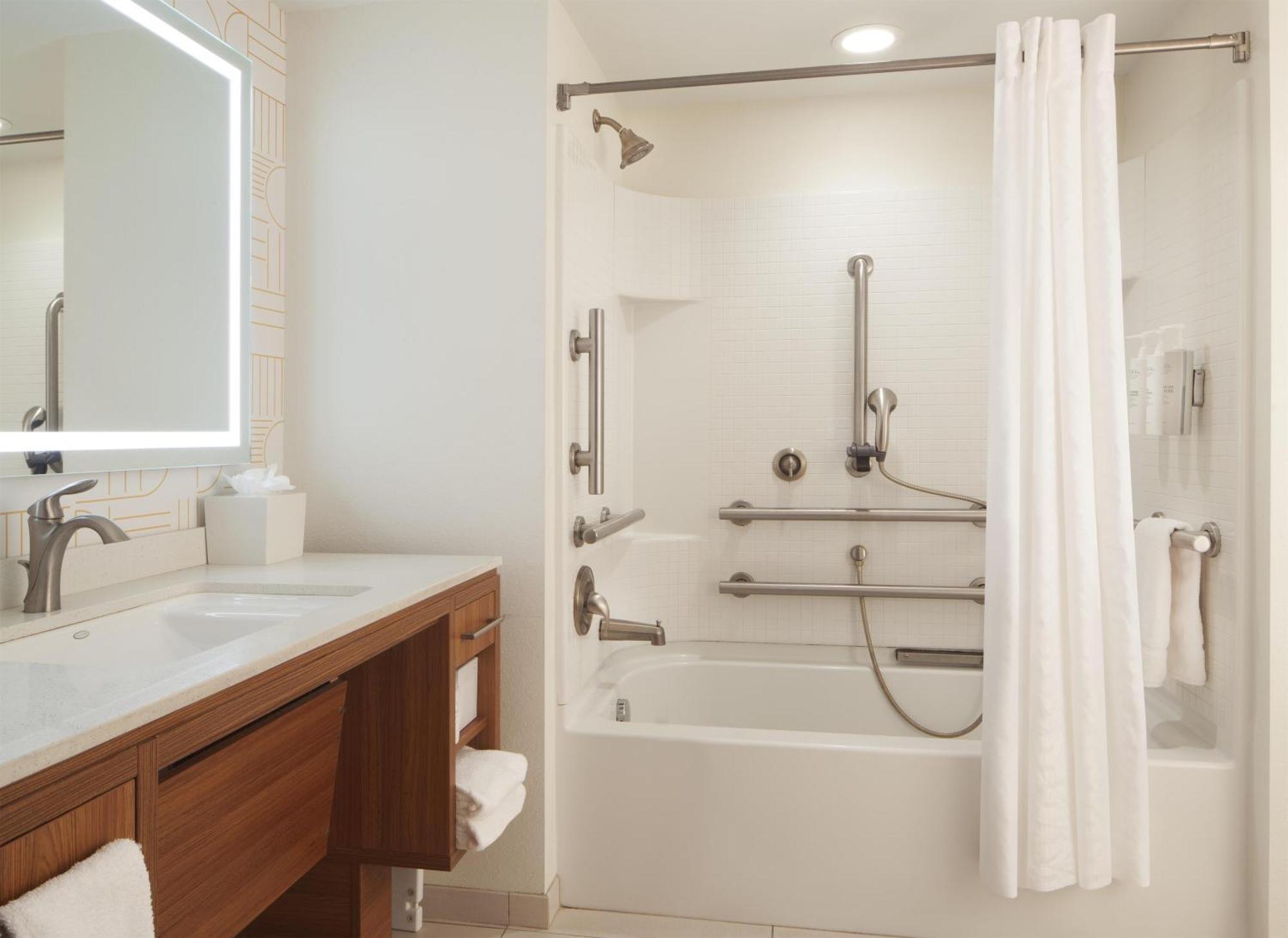 Queen Studio Two Queen Beds Bath Tub Mobility Hearing Access,1742940907:JPEG